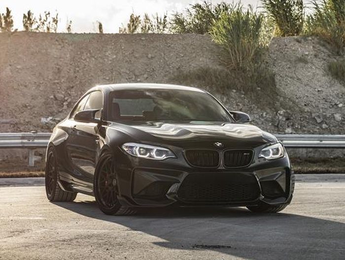 Tampilan depan modifikasi BMW M2 dipasangi add-on body kit minimalis