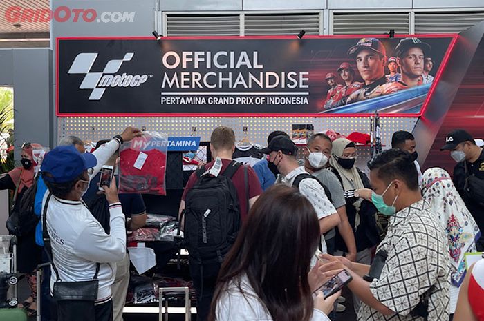 Penonton yang akan menyaksikan MotoGP Indonesia 2022 saat tiba di Bandara Internasional Lombok, bisa membeli merchandise resmi