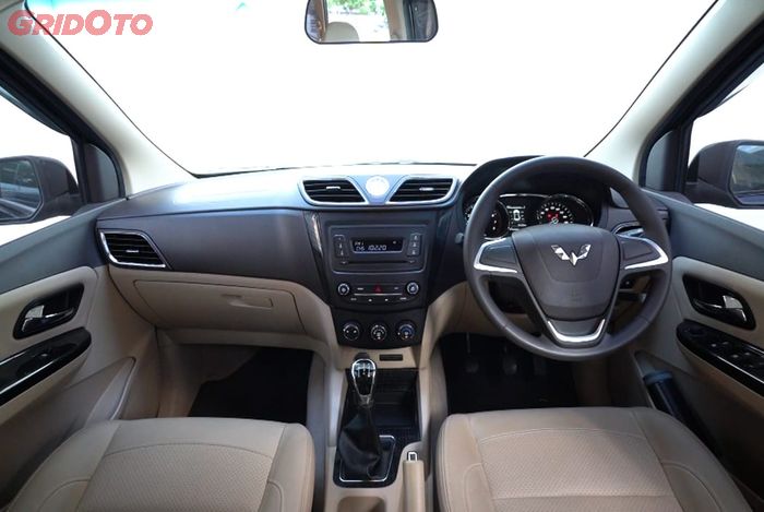 Interior Wuling Confero S 1.5 C