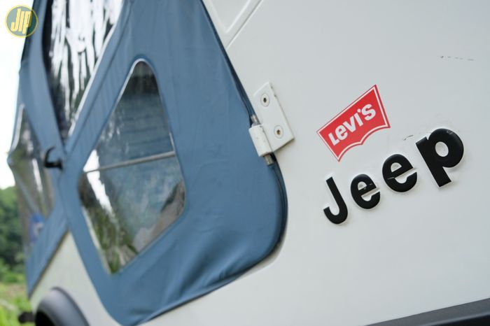 Logo celana jeans Levi's terpampang di atas tulisan Jeep di bodi samping
