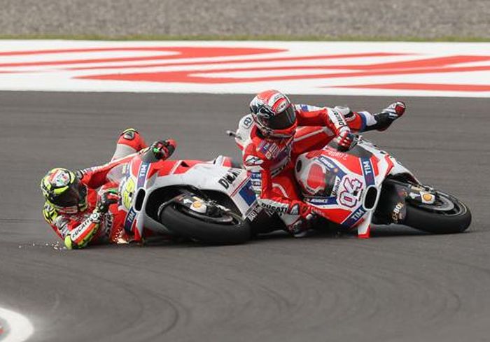 Andrea Dovizioso dan Andrea Iannone di MotoGP Argentina 2016