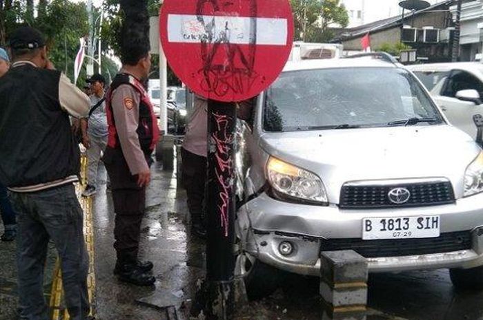 Toyota Rush nopol B 1813 SIH dibawa bocah usia 9 tahun hingga kecelakaan di Kemang, Jakarta Selatan