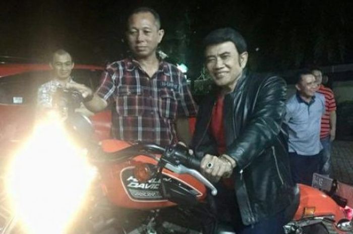 Rhoma Irama didampingi H Jajam saat berada di rumah H Ciut.