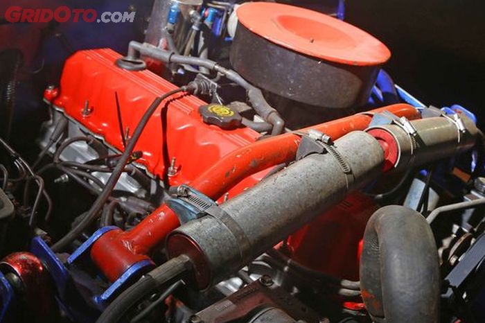 Mesin Jeep XJ Cherokee dipasangi karburator untuk mempersenjatai Jeep CJ-7 ini terjun di kelas G4.3 pada balap speed off-road nasional.