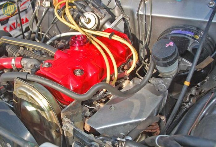 Mesin Suzuki Jimny LWB ini dibiarkan standar. Ditambahi pelindung pada header supaya suhu panas tidak mempengaruhi master rem.