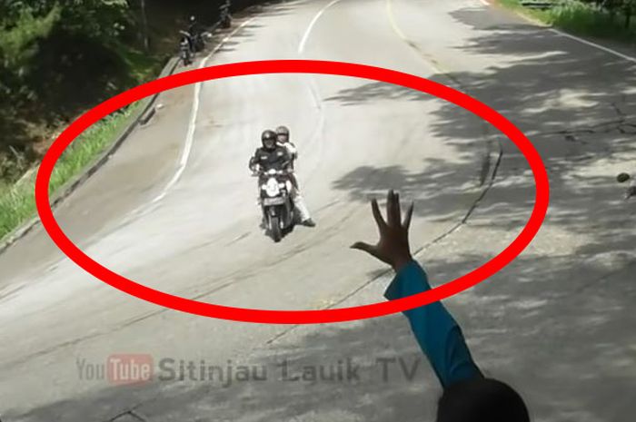 ilustrasi motor matic rem blong di turunan tajam.