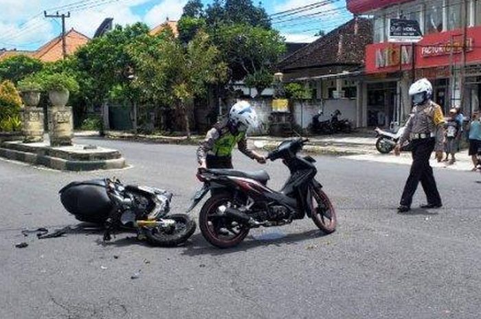 Honda Revo terjang Honda Revo di Jembarana, Bali