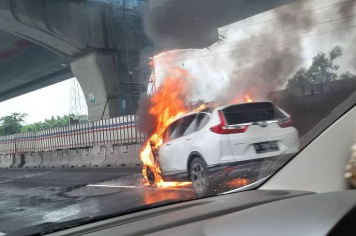 Honda CR-V habis dilalap api di tol Japek