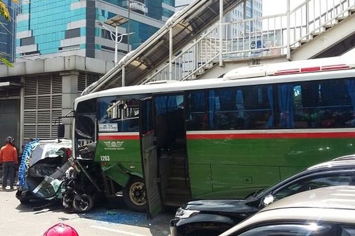 Bus Mayasari Bakti mengalami rem blong memicu insiden tabrakan beruntung di Slipi Jaya