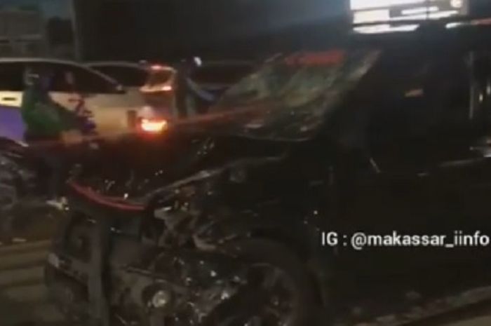 Toyota Rush rusak parah setelah tabrak beberapa pengendara motor dan dihajar massa