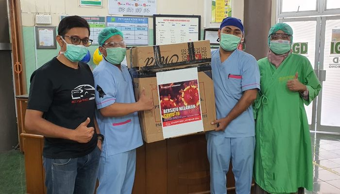 Serah terima APD antara komunitas Civic Turbonesia dengan Rumah Sakit.