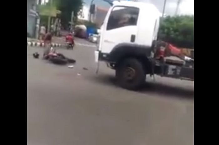 Wanita tewas dilindas truk