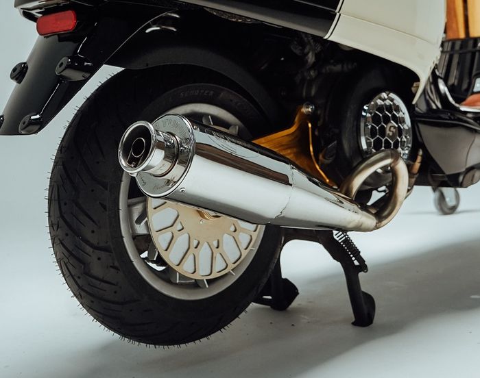 Suara tek-tek sering muncul dari bagian knalpot yang berbahan besi