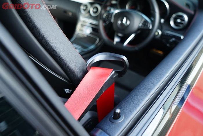 Seatbelt extender memudahkan pengemudi menjangkau sabuk
