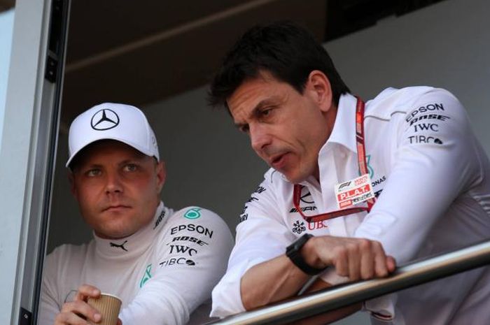 Bos Mercedes F1, Toto Wolff (kanan) meminta Valtteri Bottas menyamai level Lewis Hamilton