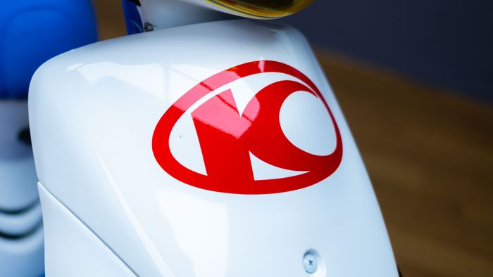 Logo Kymco besar berwarna merah kontras dengan putihnya bodi 