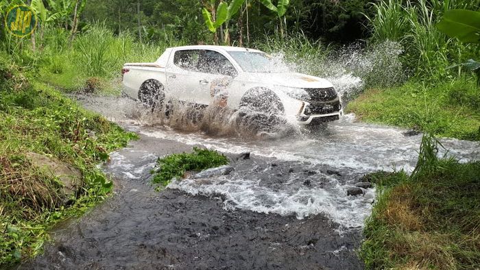 Tim menuju lokasi dengan menempuh berbagai medan jalan