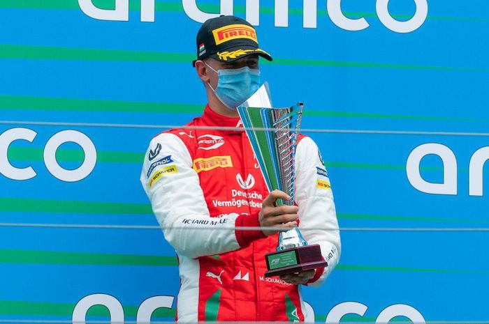 Mick Schumacher naik podium ketiga race 2 F2 Hongaria