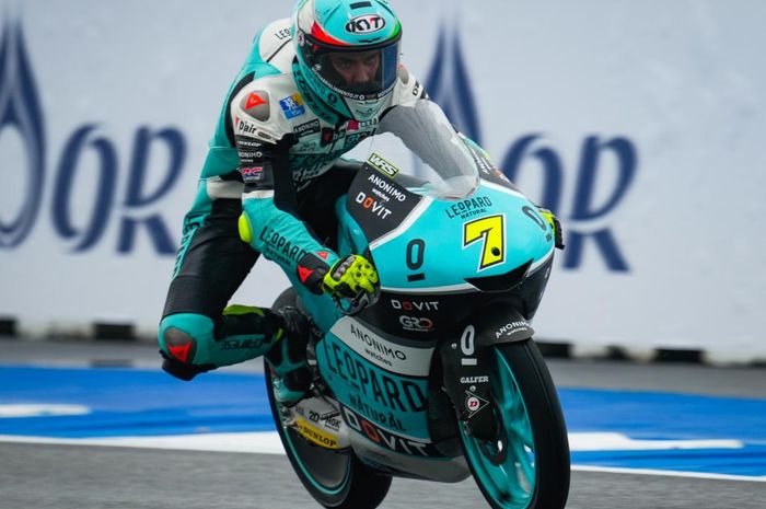 Dennis Foggia raih kemenangan setelah tampil mendominasi, sementara Mario Aji naik banyak posisi di hasil balap Moto3 Thailand 2022