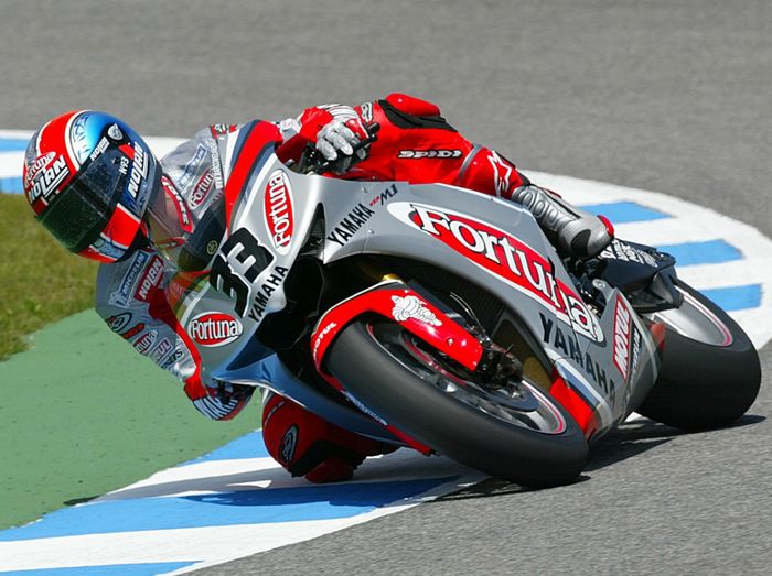 Marco Melandri membela tim pabrikan Yamaha pada tahun 2003