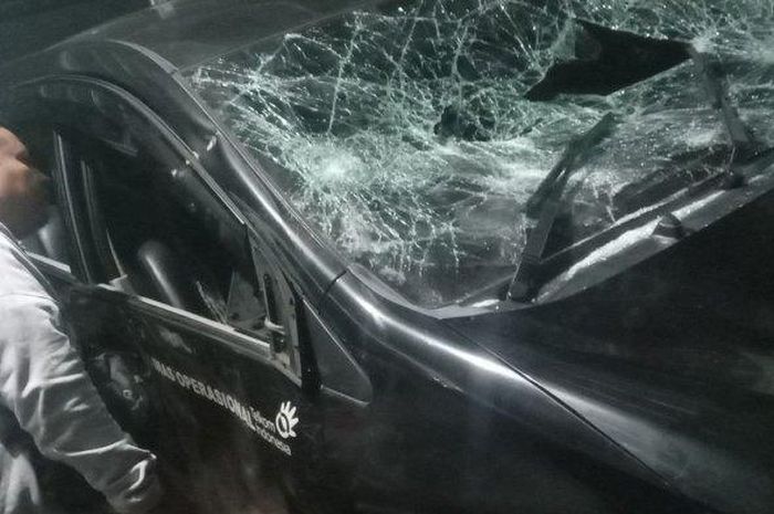 Toyota Avanza dengan logo BUMN jadi sasaran warga yang ngamuk. Nggak nyangka sopir diduga lakukan hal ini ke anak SMP