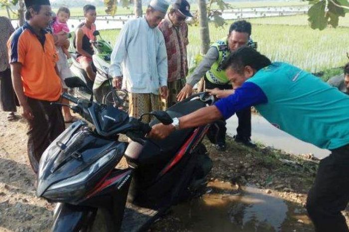 Motor tanpa pemilik ditemukan di tepi jalan persawahan Desa Mangunanlor, Kecamatan Kebonagung, Demak, Jawa Tengah, Sabtu (27/4/2019) pagi. 