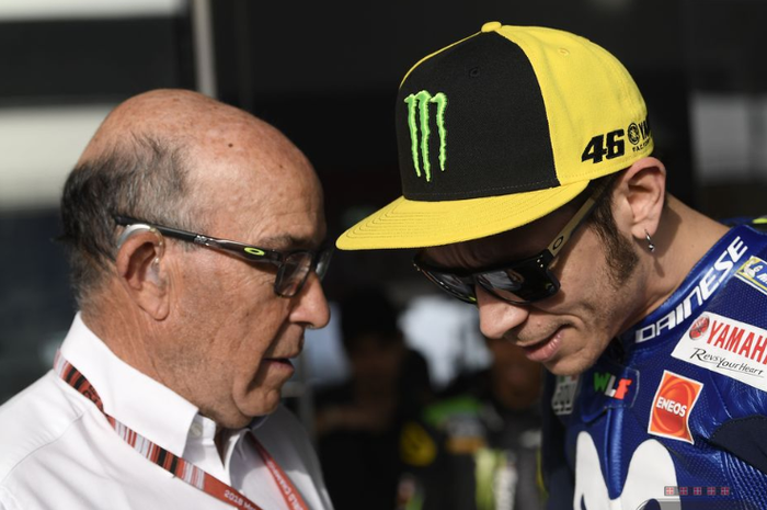 Bos MotoGP alias CEO Dorna Sports, Carmelo Ezpeleta (kiri), berbicara dengan Valentino Rossi.