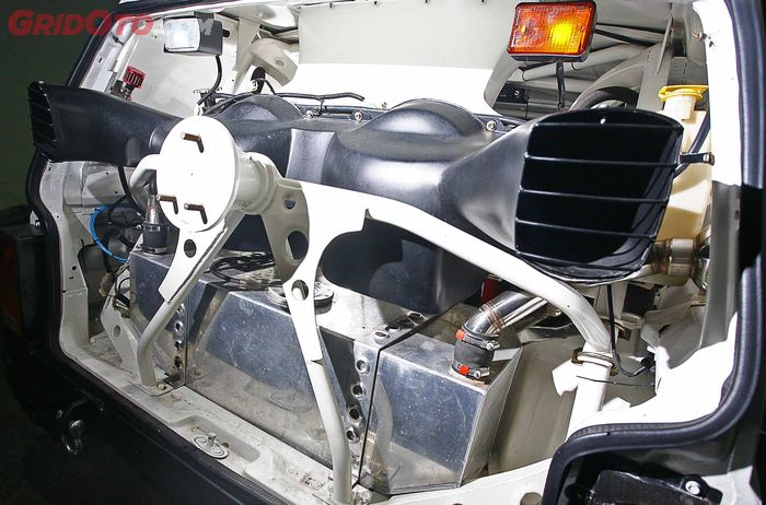 Bagian belakang Jeep Cherokee ini sudah penuh dengan radiator, tangki bensin, dan tire carrier. 