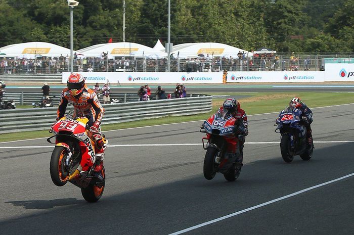 Marc Marquez finish tipis di depan Andrea Dovizioso dan Maverick Vinales di MotoGP Thailand 2018