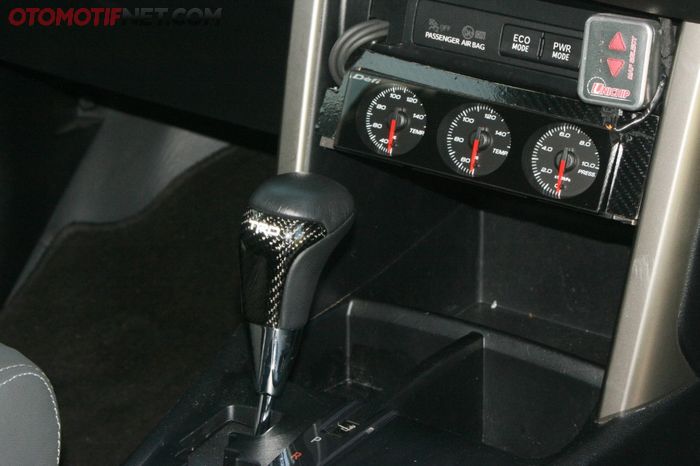 Pindahan gigi All New Toyota Innova V carbon dengan logo TRD