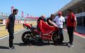 Terbang ke Mandalika, Danilo Petrucci Serahkan Motor Balap MotoGP Desmosedici GP20 Kepada Orang Indonesia!
