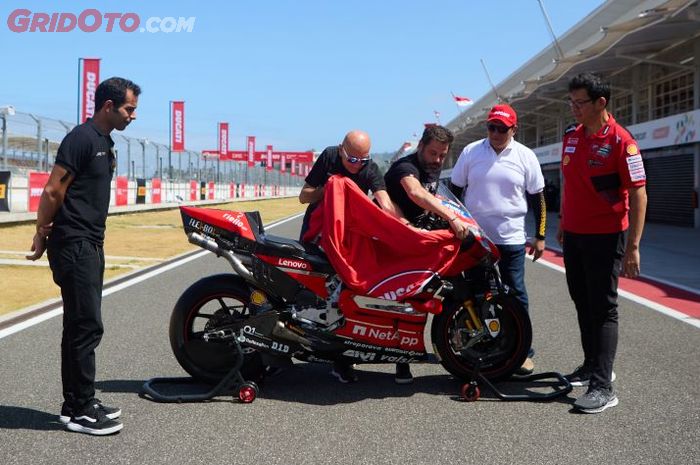 Danilo Petrucci serahkan Ducati Desmosedici GP20 kepada pemilik barunya, Jimmy Budhijanto