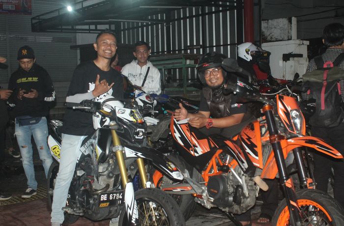 Lerry Rahmat Rizky (kanan) owner Caos Custom Bike riding menggunakan KTM 690MC di kopdar gabungan kali ini