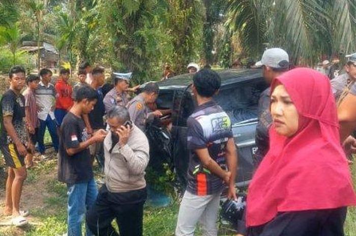 Toyota Avanza di bawah pohon sawit dikerumuni warga