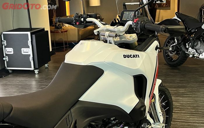 Tangki bahan bakar Ducati DesertX V2 dibuat baru, diklaim lebih ringan, ergonomis, dan tidak menghantarkan panas ketika dipakai jarak jauh.