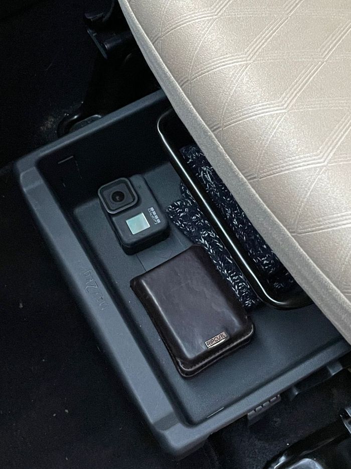 Laci di bawah alas bangku penumpang depan