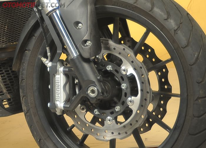 Suspensi depan Benelli 502C upside down dan roda dikawal double disc brake, tiap sisi pakai kaliper 4 piston