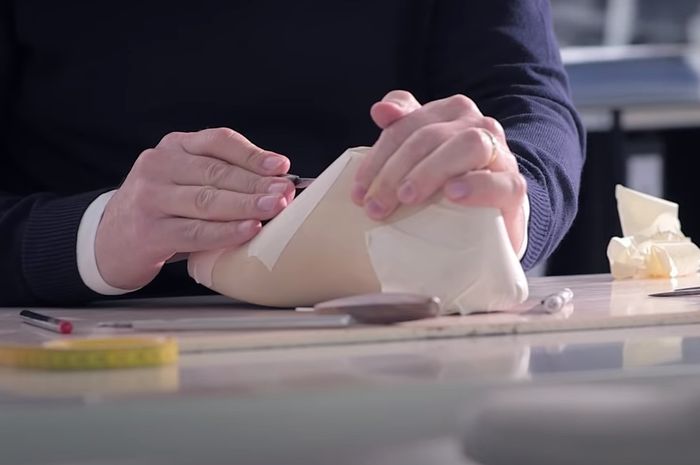 Proses pembuatan driving shoes Prada