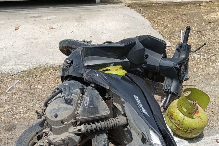 Seorang emak-emak meregang nyawa usai terlindas truk ketika berkendara mengendarai Honda BeAT dan sedang mencari gas 3kg