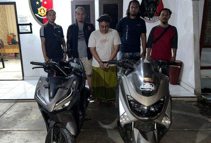 Pencuri motor saat ditangkap polisi, Yamaha NMAX dan Honda Vario yang dicuri berhasil diamankan.