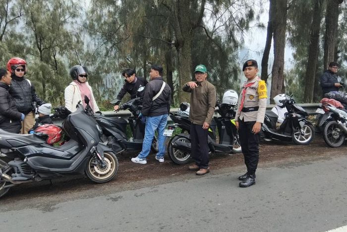 Warga halau wisatawan yang ke Bromo pakai motor matik, ini tujuannya