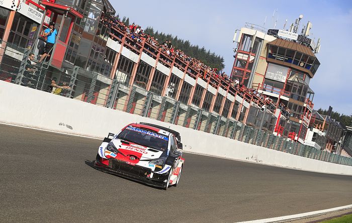 Di SS18 Reli Belgia 2021, Kalle Rovanpera melintas di sirkuit Spa-Francorchamps yang biasa dipakai balap F1 Belgia