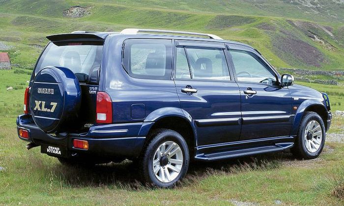 Suzuki XL-7 generasi pertama yang disebut juga Suzuki Grand Vitara XL-7 atau Suzuki Grand Escudo XL-7
