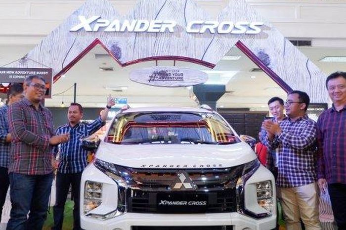 Peluncuran unit terbaru dari Mitsubishi yaitu Xpander Cross, berlokasi di Atrium Java Supermall Semarang, Jumat (15/11/2019). 