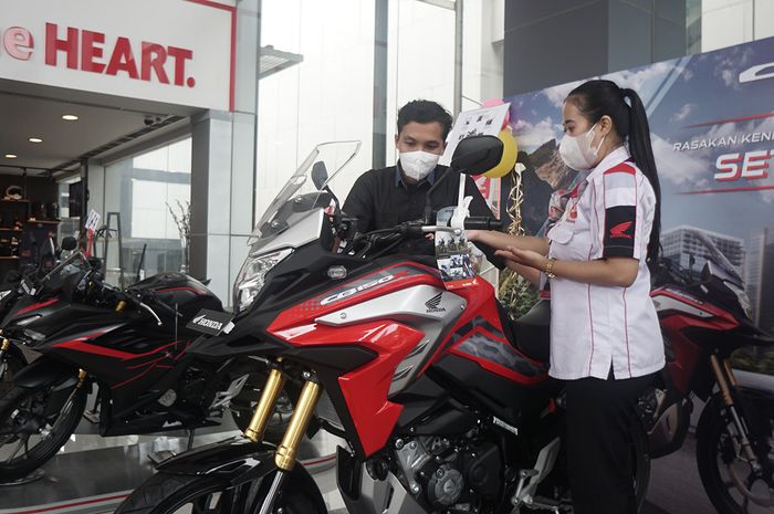 Ilustrasi promo pembelian Honda CB150X di dealer Honda daerah Jawa Barat