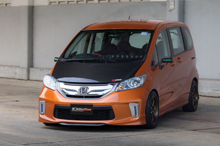 Modifikasi Honda Freed tampil beda berkelir oranye dan body kit versi hybrid