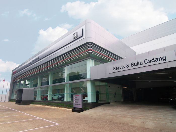 Ilustrasi tempat servis dan suku cadang di dealer Honda