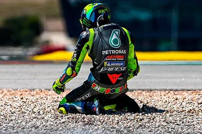 Valentino Rossi tersungkur di sirkuit Portimao saat balapan di seri ketiga MotoGP Portugal 2021