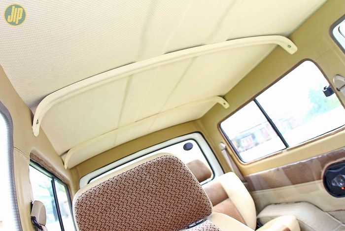 Plafon hingga sekeliling interior Suzuki Katana Long ini tidak luput dari sentuhan warna coklat muda.