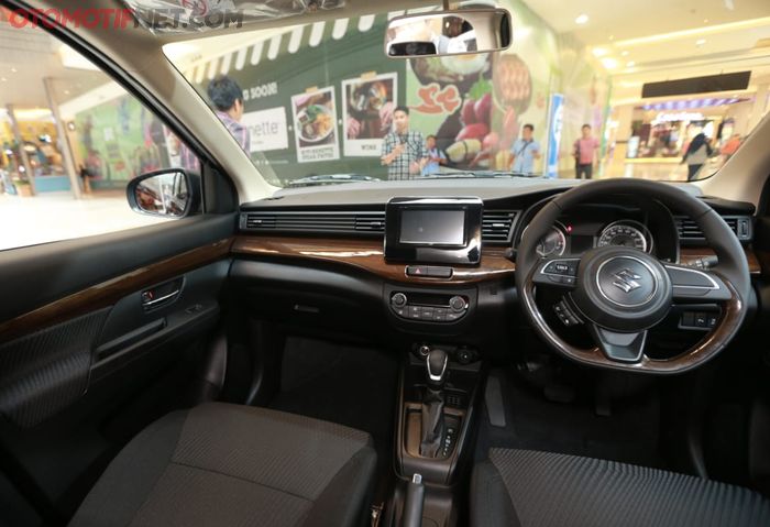 luxorious instrument panel &amp; dashboard dengan wooden pattern pada All New Ertiga Suzuki Sport